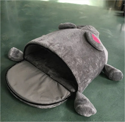 Cozy Sleeping Cape for Cats with Mouse Design - Soft and Comfortable for Your Cat