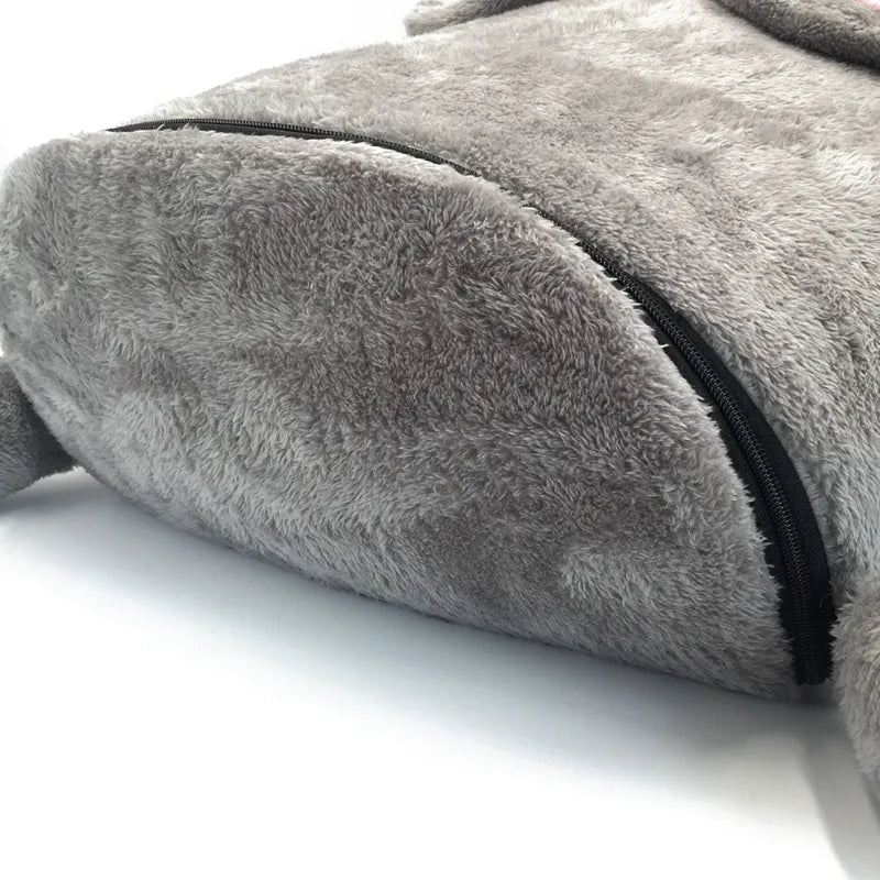 Cozy Sleeping Cape for Cats with Mouse Design - Soft and Comfortable for Your Cat
