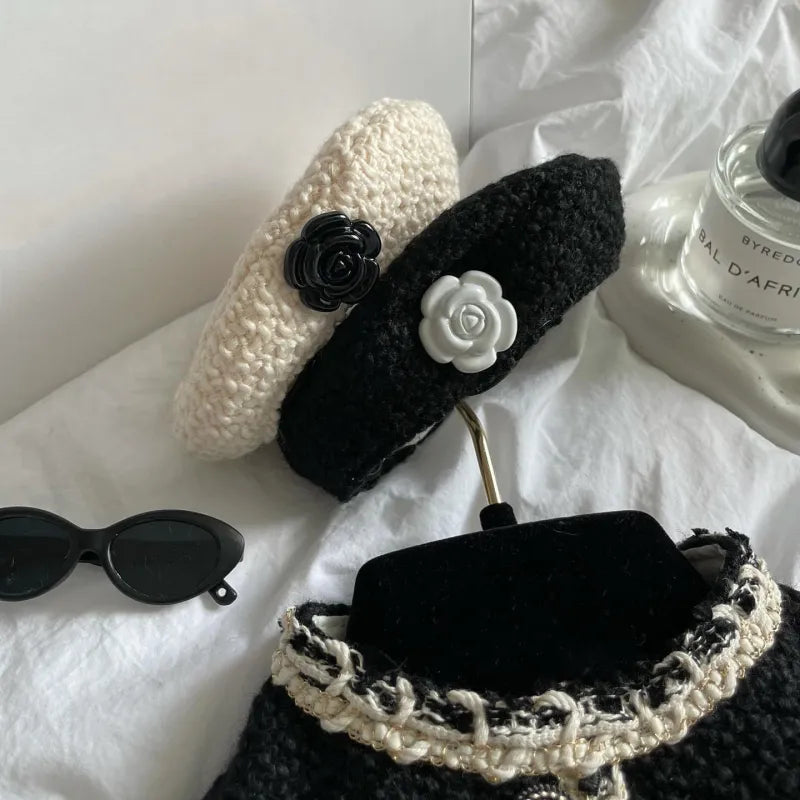 Elegant Dog Collar with a Chic Little Hat and Flower Application - Trendy Design for Your Four-Legged Companion