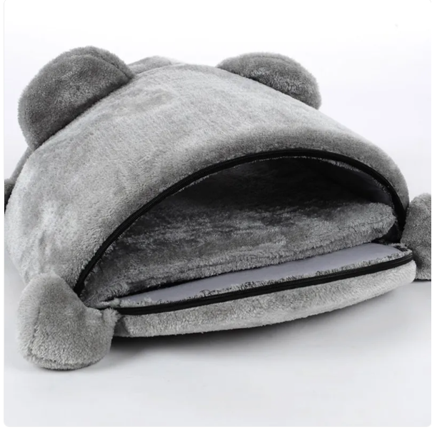 Cozy Sleeping Cape for Cats with Mouse Design - Soft and Comfortable for Your Cat