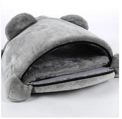 Cozy Sleeping Cape for Cats with Mouse Design - Soft and Comfortable for Your Cat