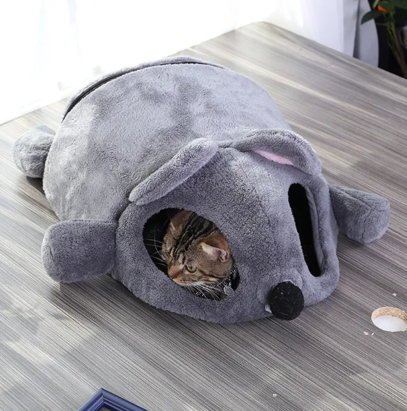 Cozy Sleeping Cape for Cats with Mouse Design - Soft and Comfortable for Your Cat